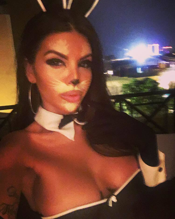 Izabela adoră să se costumeze în pisicuţă.