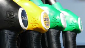Veste bună pentru șoferi! Prețul carburantului ar putea fi plafonat în curând