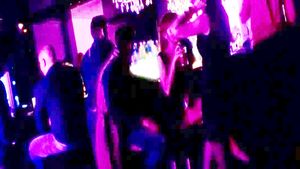 Dorian Popa si-a dus iubita la striptease masculin, dar a tinut-o departe de scena. Elzy a ratat "tripozii"!