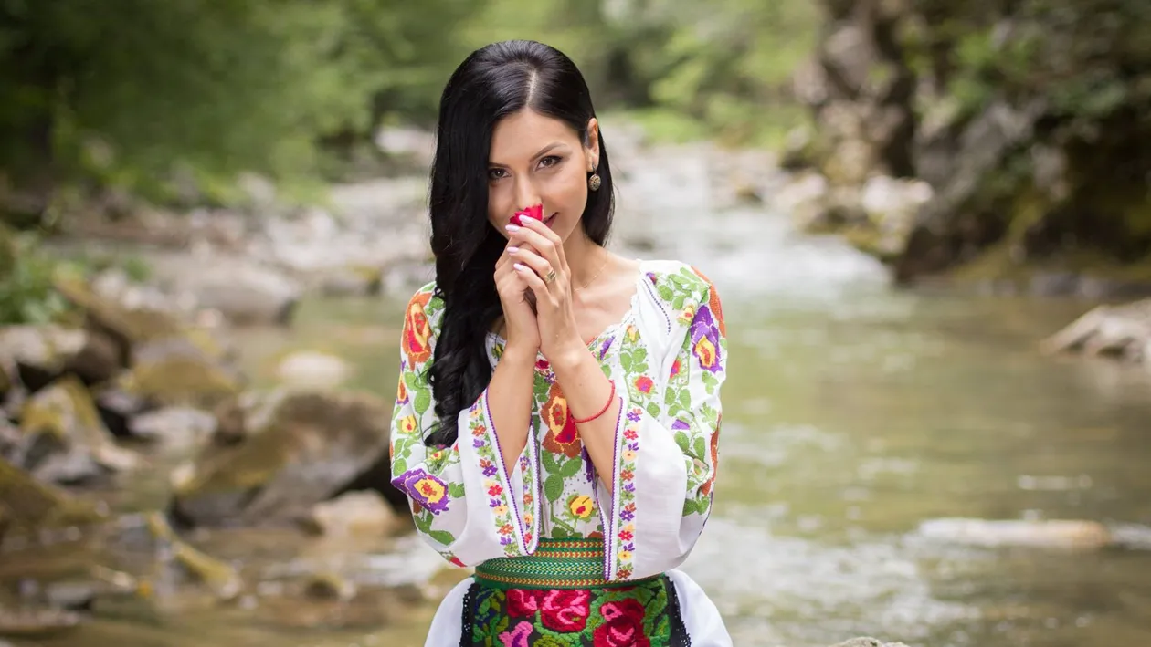 O cântăreaţă de muzică populară, talie de viespe după ce a câştigat lupta cu greutatea: ”Am avut 80 de kg!”