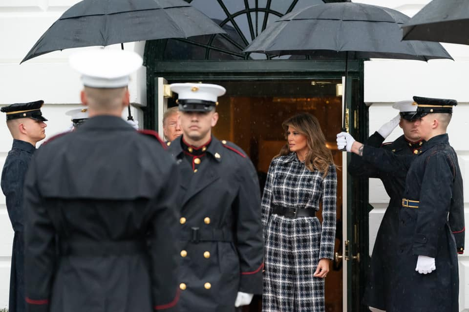 Jill Biden, apariția ravisantă la ceremonia de învestire a soțului ei în funcţia de preşedinte al SUA. Melania Trump a încălcat tradiţia transferului puterii | FOTO & VIDEO