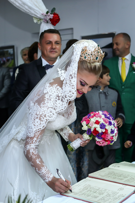 Primarul Lucian Morar şi cântăreaţa Ioana Pricop au făcut nuntă cu 7.000 de inviaţi