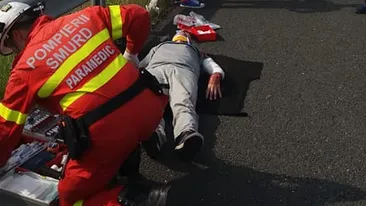 Povestea eroului de la SMURD: ”Riscă enorm, traversează printre mașinile ce mergeau pe acel sens cu 120 km/h, sare balustrada, se aruncă în genunchi”