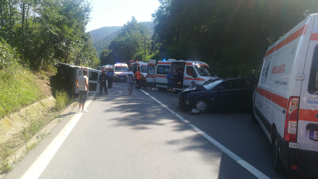 Accident grav pe Valea Oltului! 21 de persoane au primit îngrijiri medicale