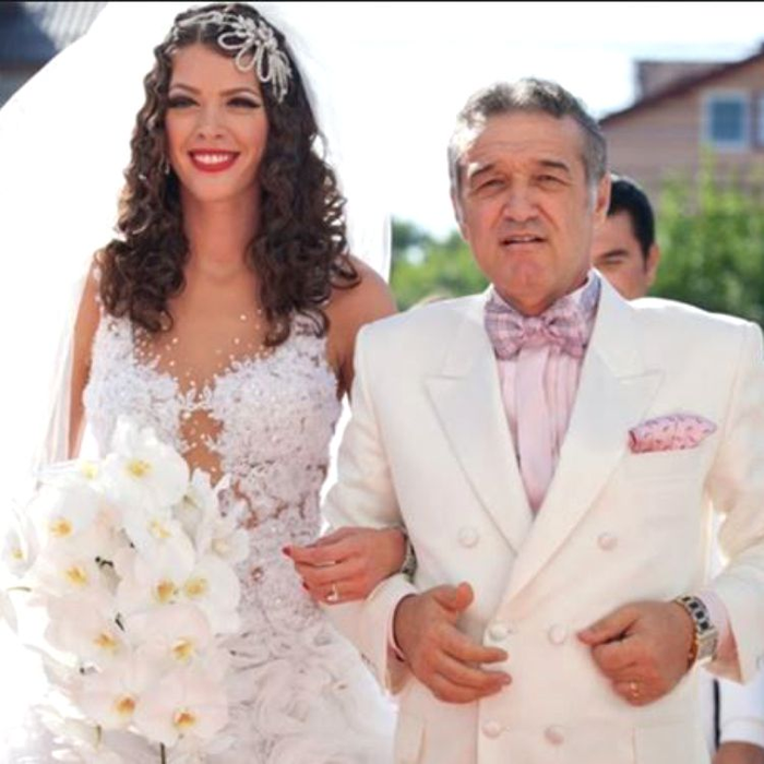 Pe vremuri, o brunetă sexy, în prezent, blondă ca o păpușă Barbie! Alina Vidican s-a transformat enorm după operațiile estetice costisitoare