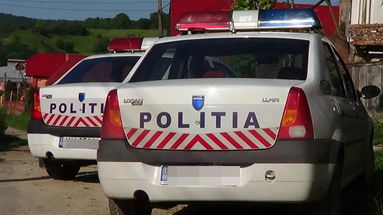 S-a întâmplat în Mehedinţi! Doi agenţi s-au răsturnat cu maşina din dotare, după misiune