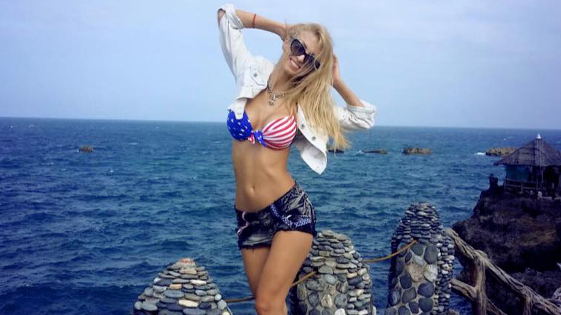 Interzis cardiacilor si lui Keo! Poze ultra-sexy cu Andreea Balan in costum de baie, pe o plaja in Filipine