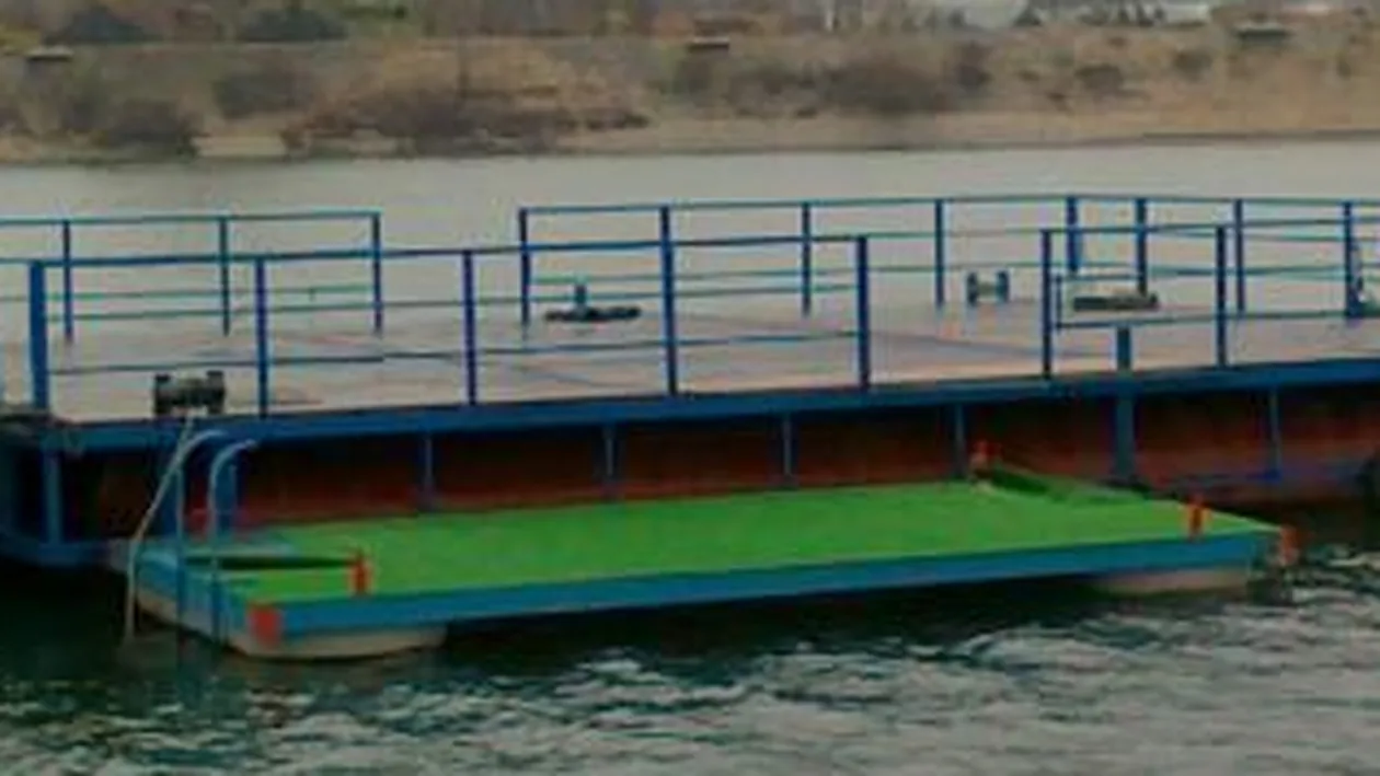 Trei copii au ramas blocati pe un ponton care s-a desprins de la malul unui lac din Arad