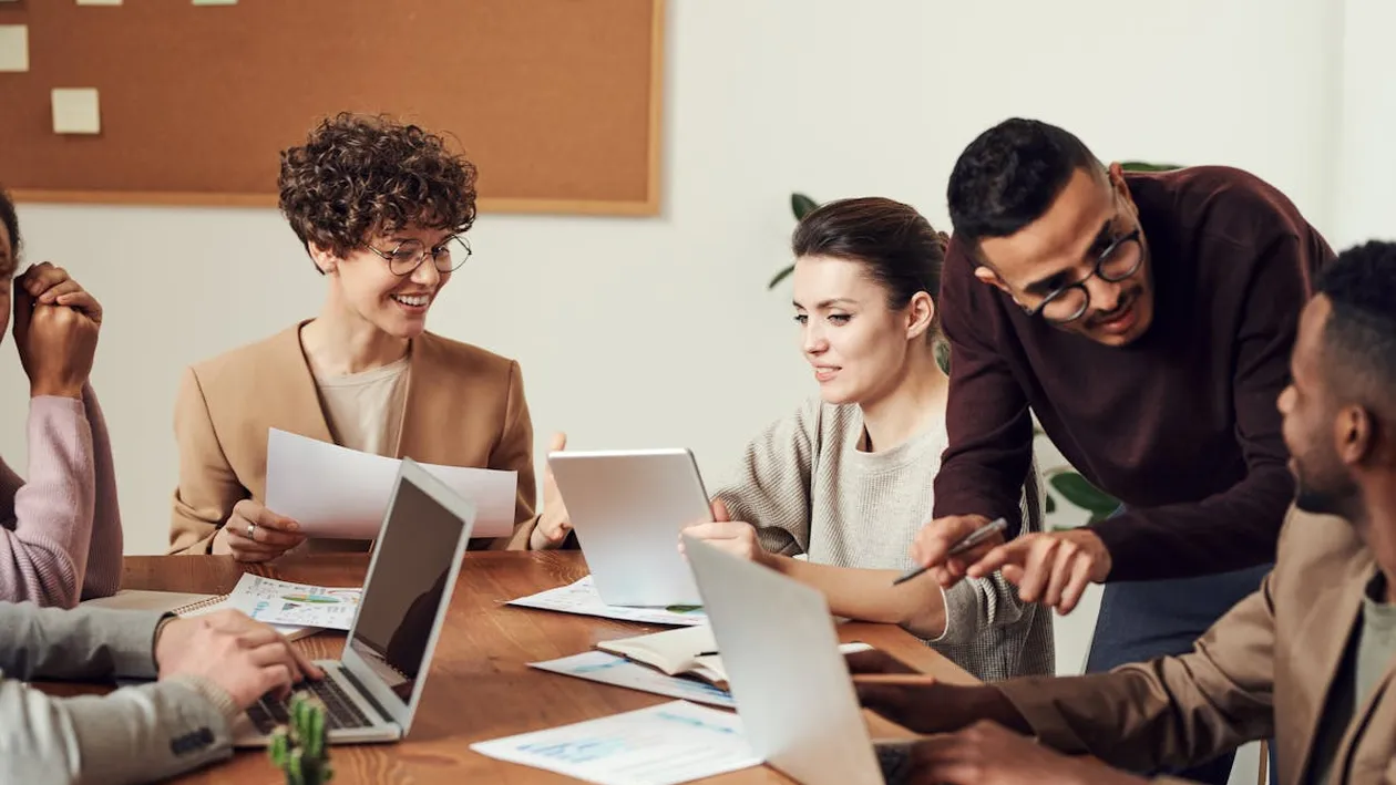 Râzi cu lacrimi! Ce fură românii de la locurile de muncă: ”L-am prins în baie”