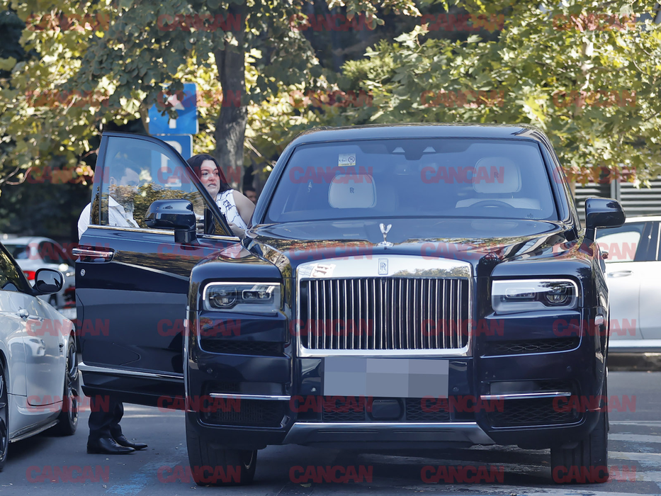 Denisa Tache coboară din mașină, fiind atentă la rochia Alexander McQueen