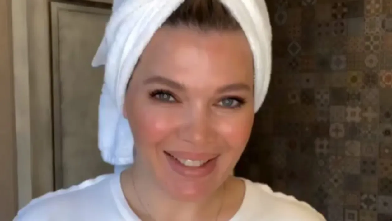 La ce oră se trezește Gina Pistol dimineața. Iubita lui Smiley zici că este pe alt fus orar