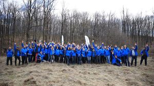 Peste 100 de voluntari ai Fundației Țiriac și Țiriac Auto și-au unit forțele în cadrul programului    "Plantăm fapte bune în România", pentru a împăduri o enclavă forestieră în județul Argeș