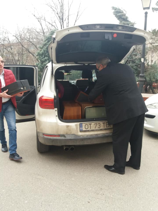 Donatorii își descarcă portbagajul la muzeu