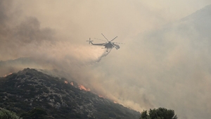 Atena, în pericol! Incendii majore lângă capitala Greciei: zeci de turiști au fost salvați din calea flăcărilor