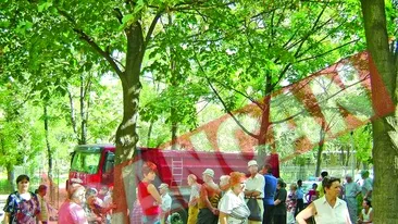 Locuitorii din cartierul Balta Alba se razboiesc cu primarul Liviu Negoita