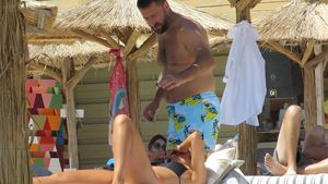 VIDEO EXCLUSIV. Soţia a dispărut din peisaj, iar el… Milionarul BLUE AIR, 
suspect de jucăuş cu o sexoasă la plajă!