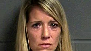 VIDEO O americanca nu mai are voie sa intre pe Internet: a fost prinsa trimitand poze cu ea goala colegului de clasa al fiului ei!