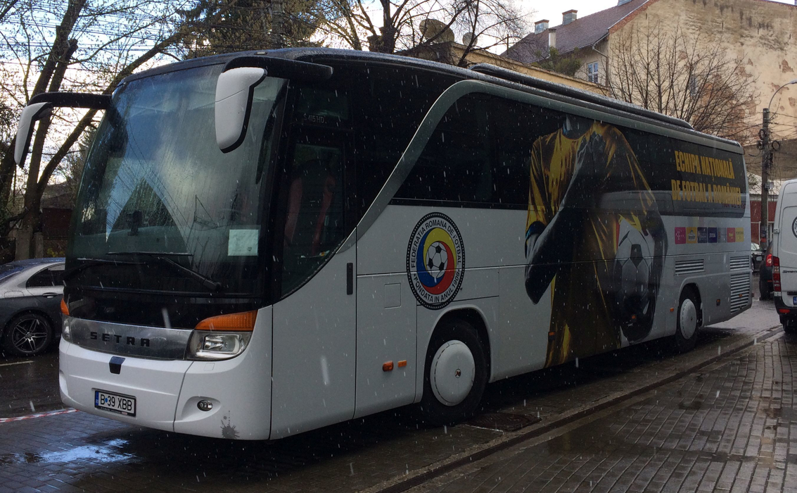 Condiţiile atmosferice de la Cluj nu sunt propice pentru un meci de fotbal, însă câţiva suporteri români au venit totuşi la hotelul în care sunt cazaţi jucătorii naţionalei.