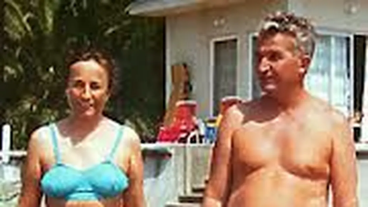 Sotia lui Videanu, pasionata de aceleasi culori ca “prima doamna” a Epocii de Aur! Miorita prefera albastrul la plaja!