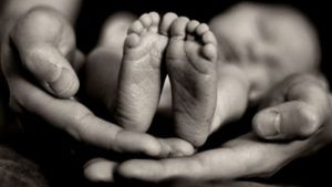 Nou-născut mort, într-o localitate din Mureș. Tânăra mamă are o explicație șocantă