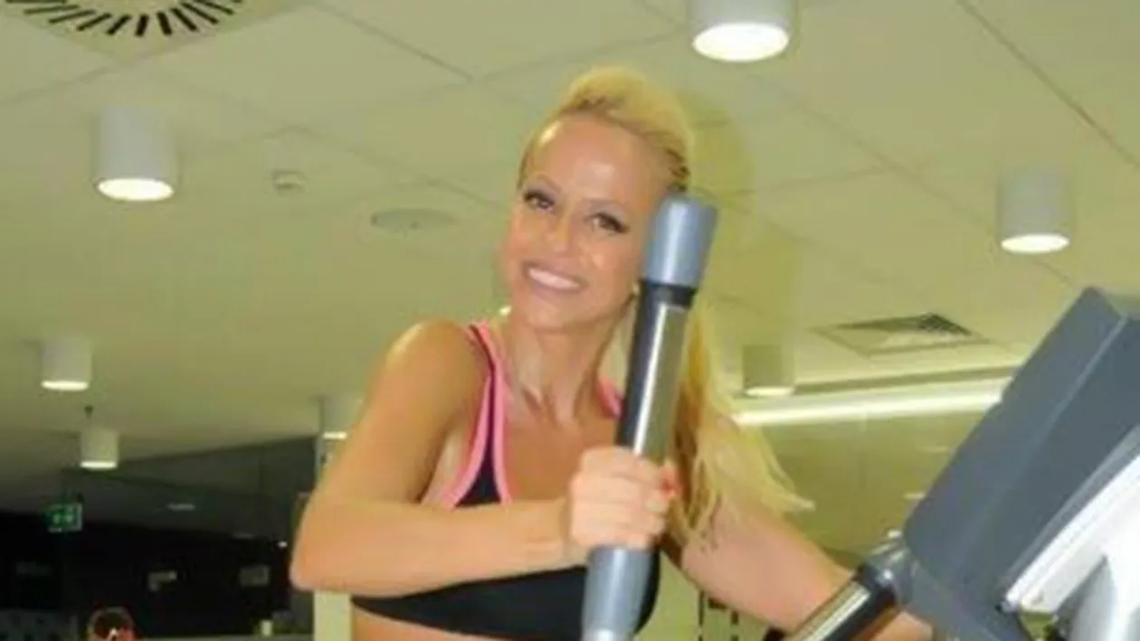 Imagini fierbinti cu Anda Adam la sala de fitness! Uite cum arata blondina in pantaloni mulati pe fese si cu un top periculos!