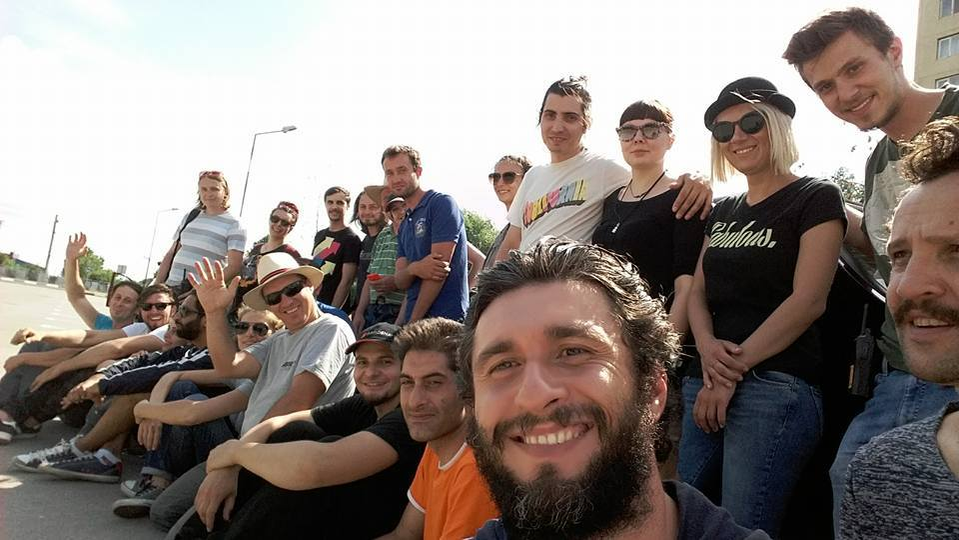 De-a lungul anilor, Dragoş Bucur şi foştii colegi de la "Visuri la cheie" au schimbat vieţile multor români. Sursa foto: Facebook