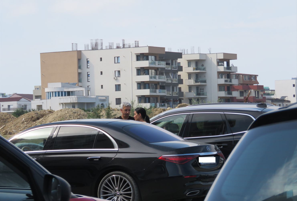 Dan Diaconescu schimbă câteva vorbe cu una dintre domnișoare, înainte de a urca în mașină (Foto: CANCAN.RO)