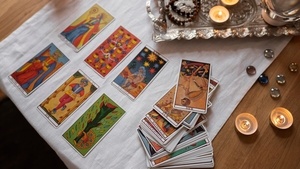 Cartea de Tarot de azi, 21 aprilie 2026. Nativii Gemeni primesc de la Șapte de Cupe avertismentul anului: saltul în carieră poate fi o iluzie costisitoare