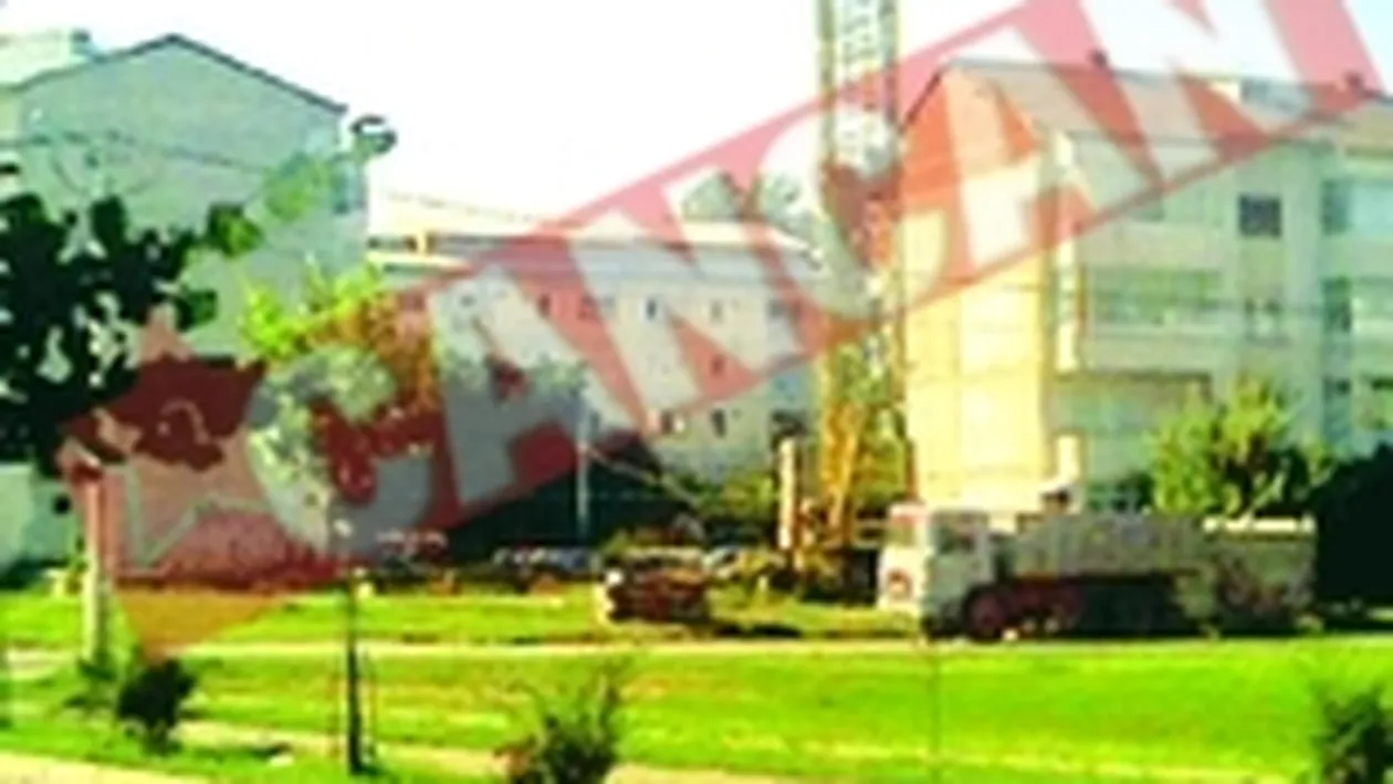 Ultima macara din Focsani sta sa cada peste blocul politistilor