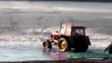 Prostia lui l-a ucis! Un sofer de tractor s-a dat mare prietenilor facand drifturi pe un lac inghetat cu utilajul si a cazut sub gheata si a murit