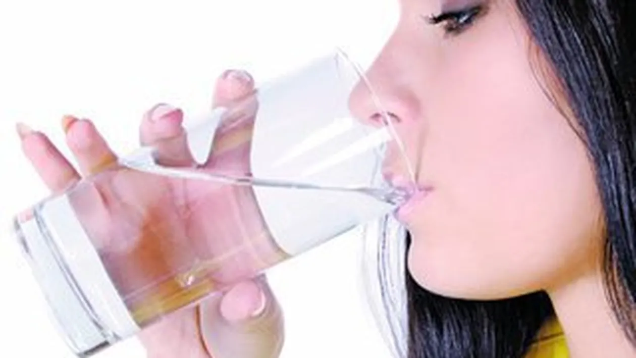 2 litri de apa pe zi te pot feri de guta