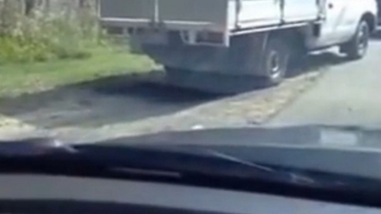 Au INGHETAT de SPAIMA! Cu ce s-au trezit doi barbati pe parbrizul MASINII, in timp ce mergeau pe sosea!