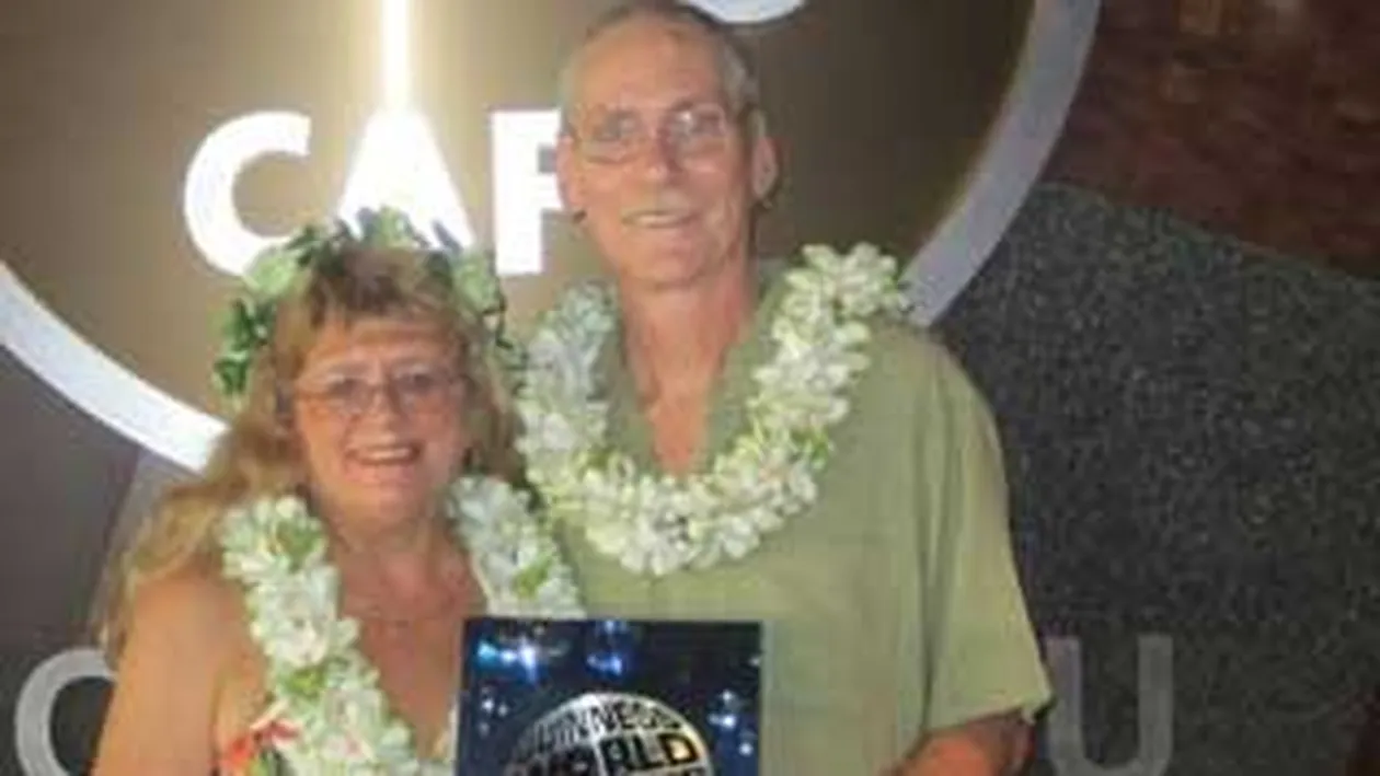 O tin dintr-o nunta in alta din 1984! Cuplul care s-a casatorit de 100 de ori!