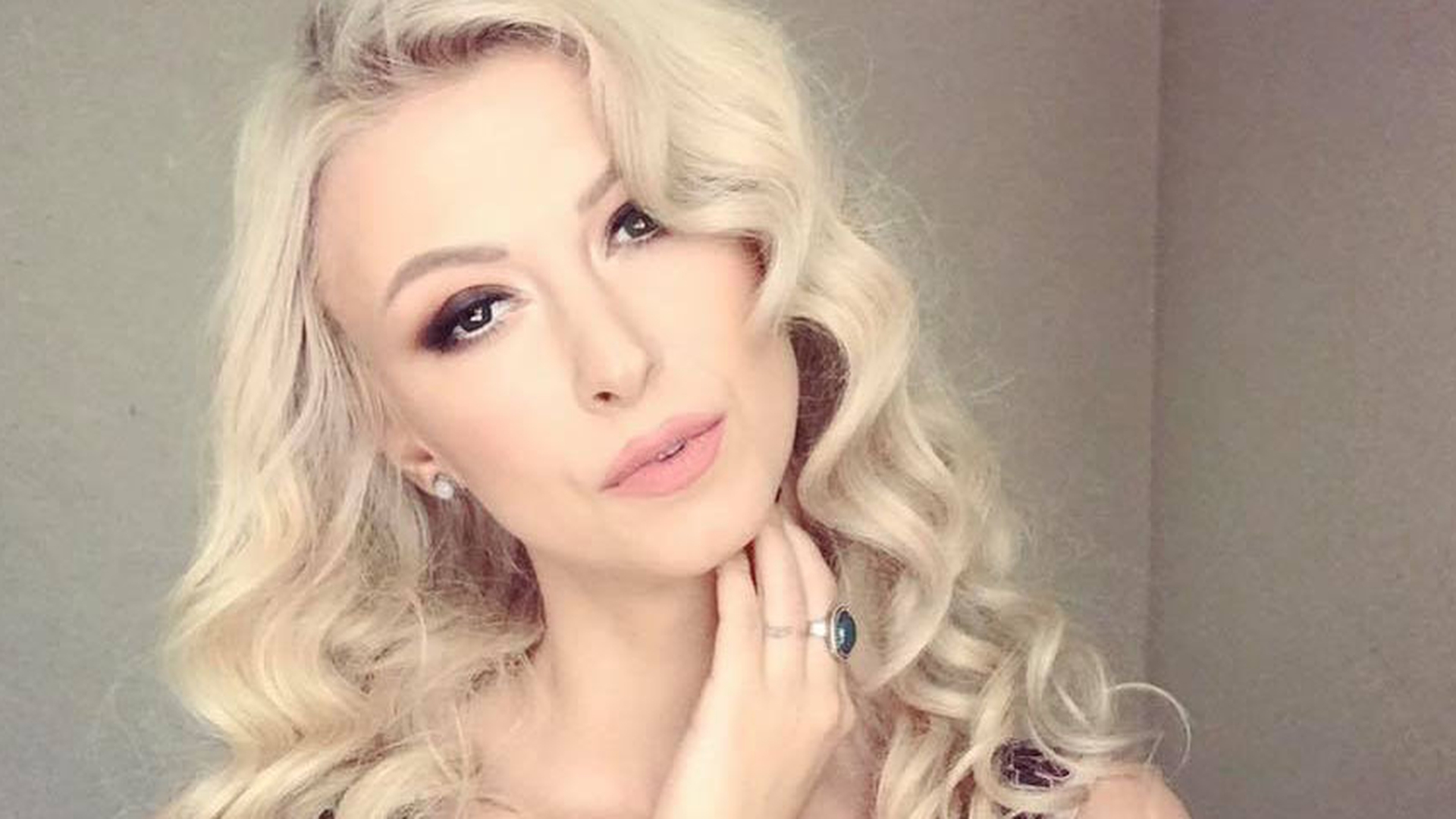 Andreea Bălan, sfătuită să lase concertele: "Nu o să poată să danseze în chiloţi şi sutien până la 40-50 de ani"