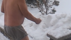 Moşul ăsta ii face de ruşine pe ruşii din Siberia! La -10 grade a ieşit în chiloţi să-şi cumpere vodca şi s-a spălat cu zăpadă!
