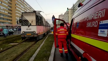 Un tânăr a murit după ce a fost lovit de tramvaiul 11 în Capitală. Ce făcea adolescentul în timp ce traversa