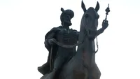 Târgoviştenii reclamă: Statuia lui Mihai Viteazu, monument al kitsch-ului. Autorităţile au vopsit-o într-un auriu strident