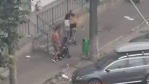 Așa iese când fostul și actualul iubit se întâlnesc! Bătaie filmată în plină stradă, în Buzău, între rivali! Victimă a căzut și femeia VIDEO