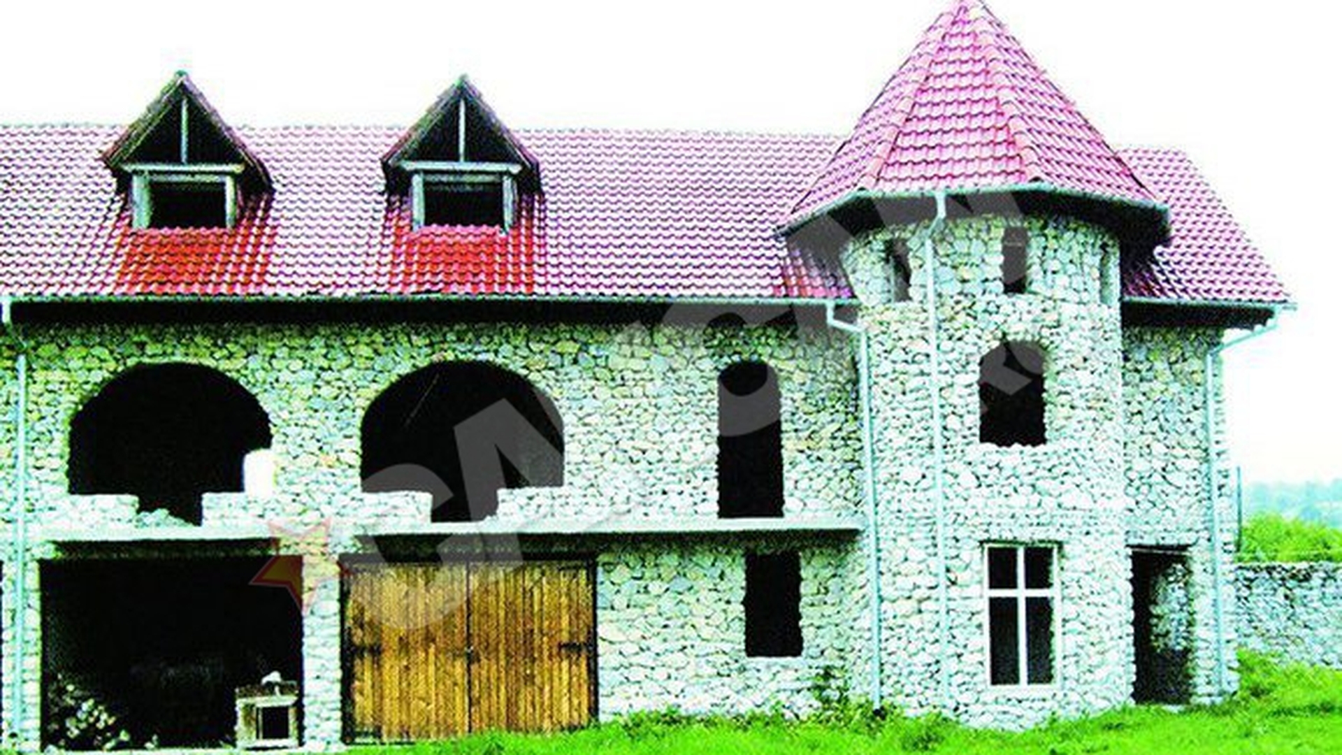 Gorjeanul Virgil Tumbar a inceput constructia in anul 2000 si a investit dublu in cladire! Isi vinde castelul cu 180.000 de euro