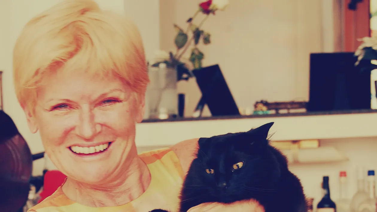 Asta le intrece pe toate! N-ai sa crezi ce face una dintre pisicile Monicai Tatoiu cand da cu ochii de dulaul Red