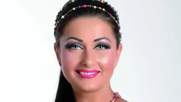 Gabi Cristea a iesit pe plaja imbracata ca la nunta. Ca sa para mai sprintena, si-a dat jos sandalele si a inceput sa danseze