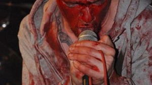 Ziua profesor de filosofie, noaptea rocker satanist manjit cu sange