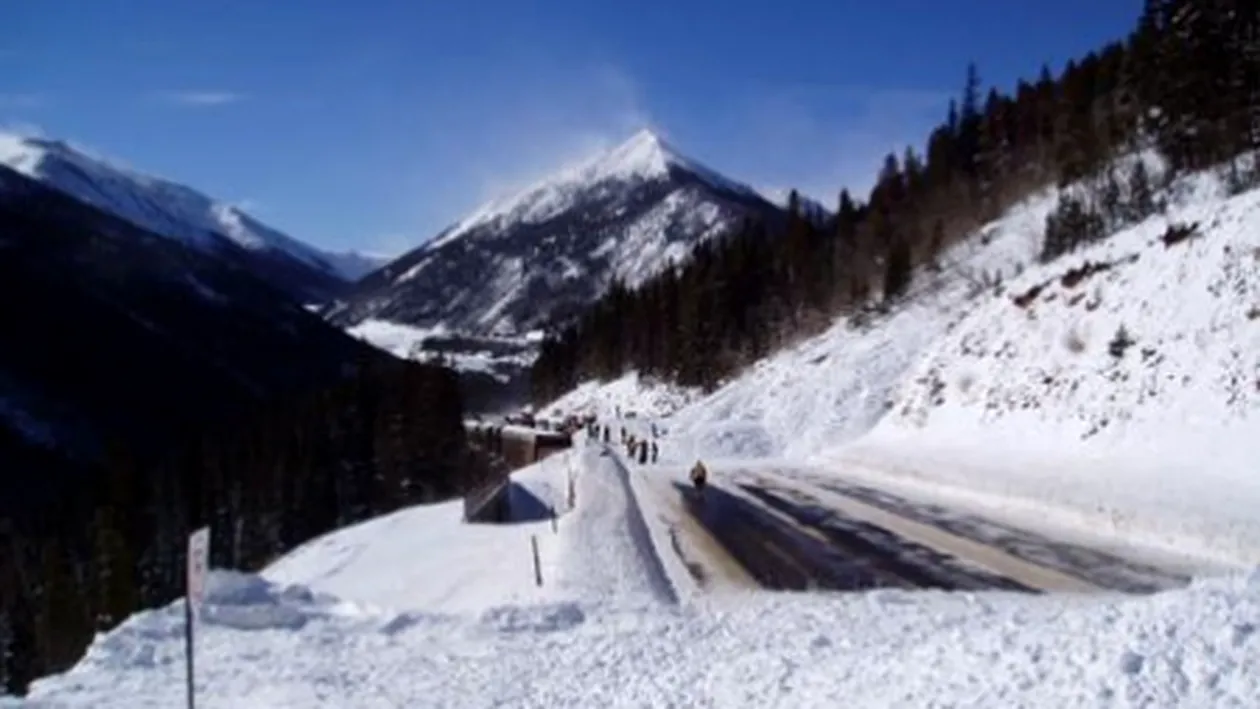 Avalanşă în Vâlcea. Vezi drumurile blocate de zăpadă în ţară şi care sunt cele care trebuie evitate