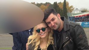 Loredana si Smiley au vrut sa isi faca o fotografie de colectie, dar cineva le-a stricat-o! Ce facea Bartos in spate