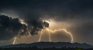 Furtuni violente, cu grindină şi descărcări electrice anunțate de ANM! Avertisment major: zonele vizate de urgie