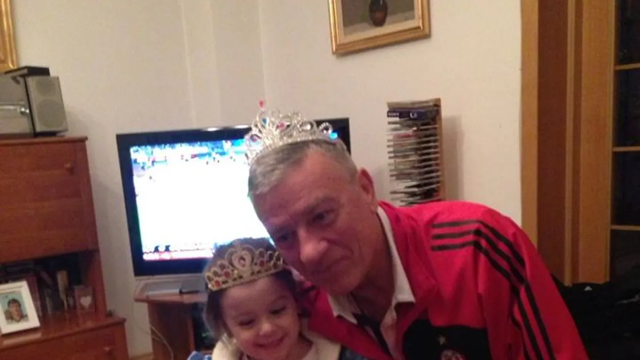 Mircea Sandu intr-o ipostaza in care nu l-ai mai vazut niciodata! Uite ce si-a pus pe cap si cum a stat la poza