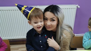 O româncă revenită din Marea Britanie acuză condițiile mizere de carantinare dintr-un hotel de pe litoral: ”Am cerut doar mâncare comestibilă. Copilul plângea de foame!”