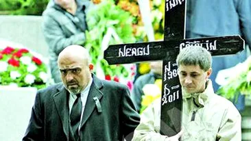 Prietenii muzicieni l-au condus pe ultimul drum pe Tobi Neagu: Acolo, sus, Catalin plange!