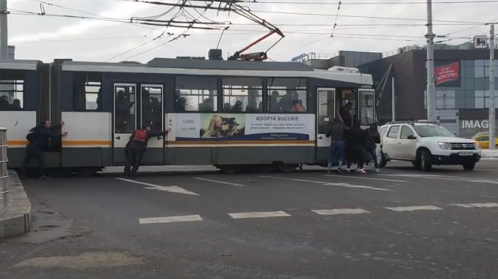 Imagini fabuloase în București! Tramvai împins de călători în mijlocul unei intersecții: “Piața Sudului, azi”