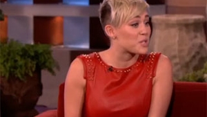 Miley Cyrus, lasata masca de doi stripperi! Uite ce a patit vedeta intr-o emisiune TV!
